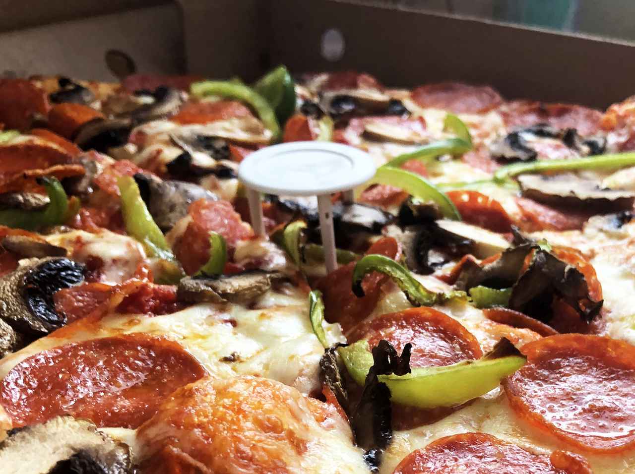 宅配ピザの真ん中にある「プラスチックの支えみたいなやつ」の『正体』が判明