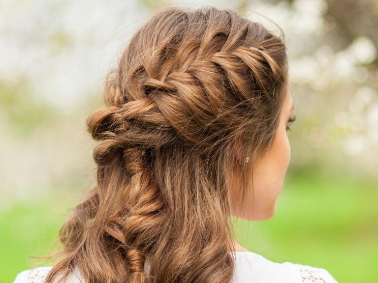 簡単なのに超かわいい!王冠風「クラウンブレイズ」のヘアアレンジ方法