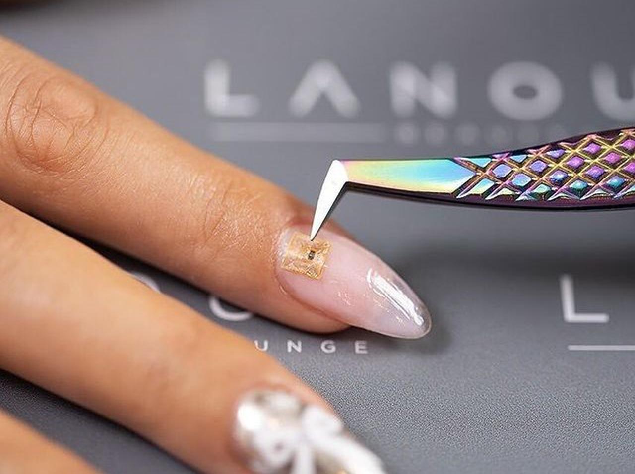 マイクロチップを爪に貼る!?ネイルが名刺代わりになる斬新なサービスが話題