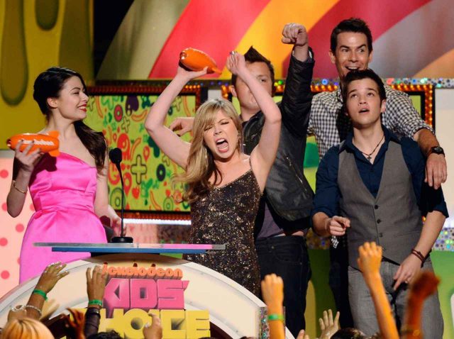 ミランダ・コスグローヴ、『iCarly（アイ・カーリー）』リブート版のセット写真を公開