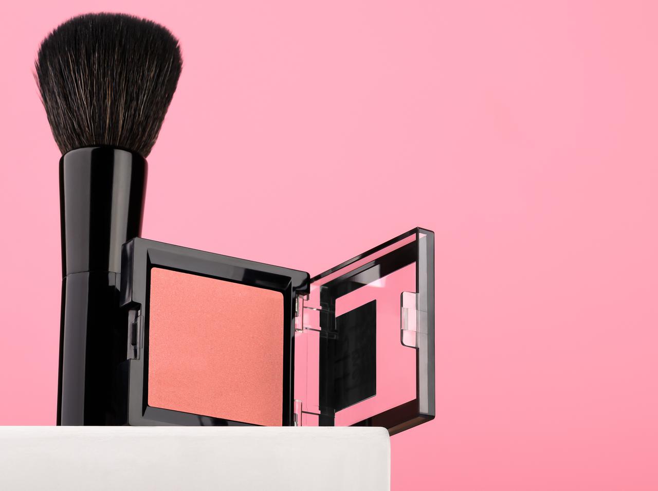 肌が乾燥しているときにNGな「チーク」のタイプとは?