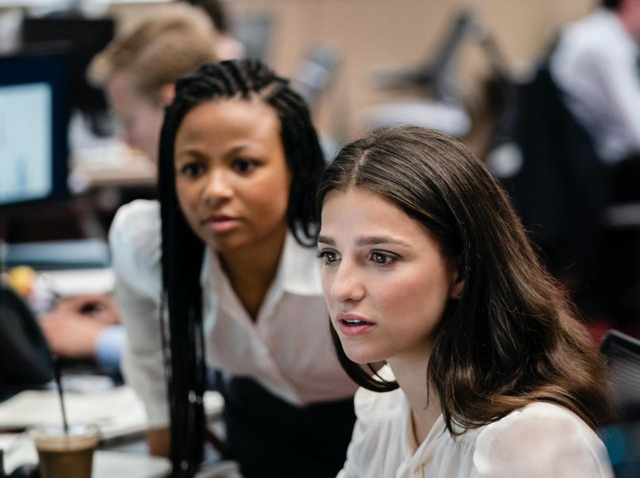 新入社員がドロドロの金融業界で揉まれるドラマ『ＩＮＤＵＳＴＲＹ』、レナ・ダナムが第1話を監督