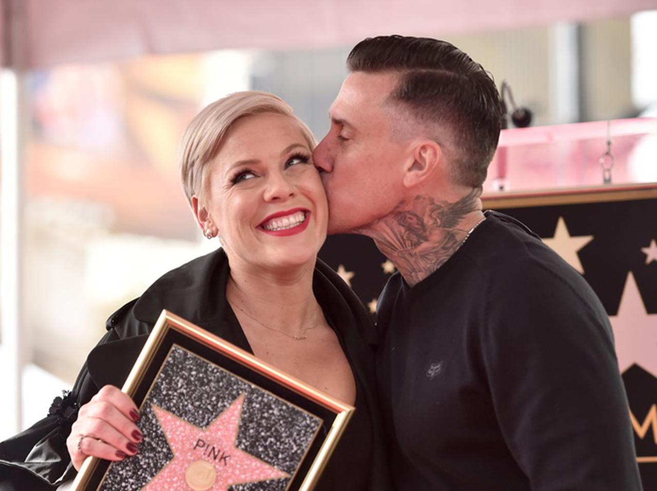 ピンク、逆プロポーズ婚から15年！「頑固であることは時々報われる」