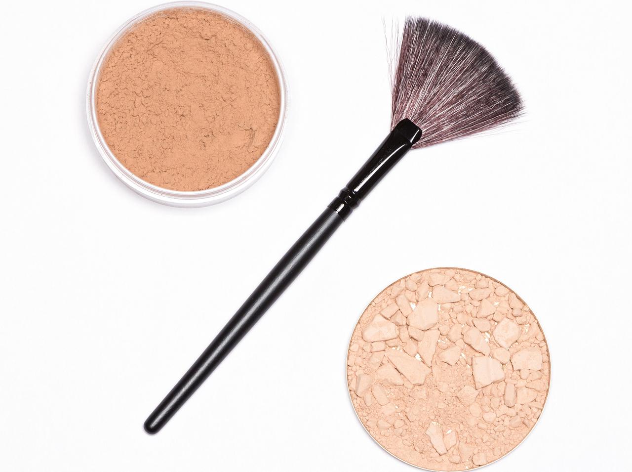 パウダーファンデを選ぶときに気をつけて！肌質で異なる色選びのコツ