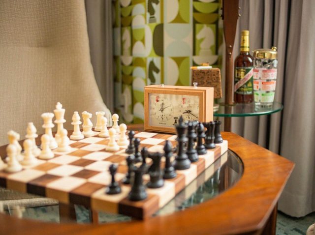 『クイーンズ・ギャンビット』にインスパイアされたホテルが登場！世界観が本編そのものだと話題