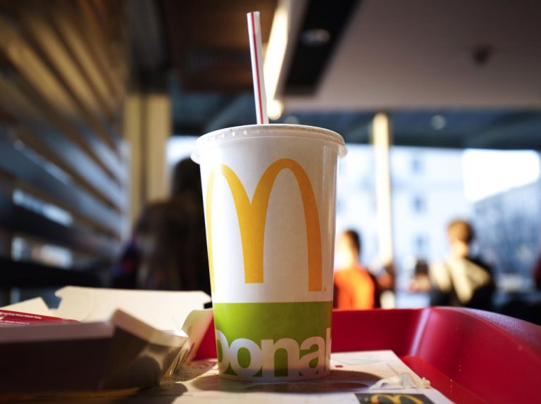 マクドナルドの「コーラ」ってやけに美味しい…、中身でなく『ストロー』に秘密があった!