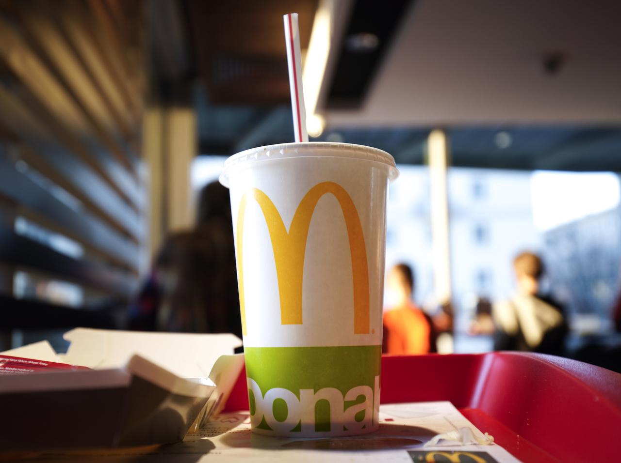 マクドナルドの「コーラ」ってやけに美味しい…、中身でなく『ストロー』に秘密があった!