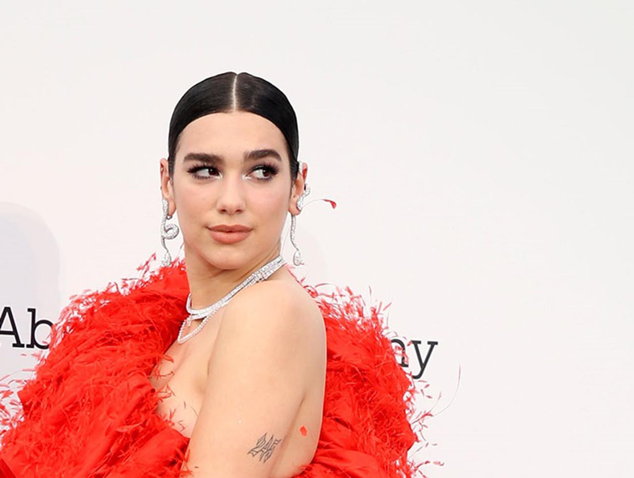 デュア・リパ、「絵文字が原因」で妊娠のウワサが浮上!本人がコメント