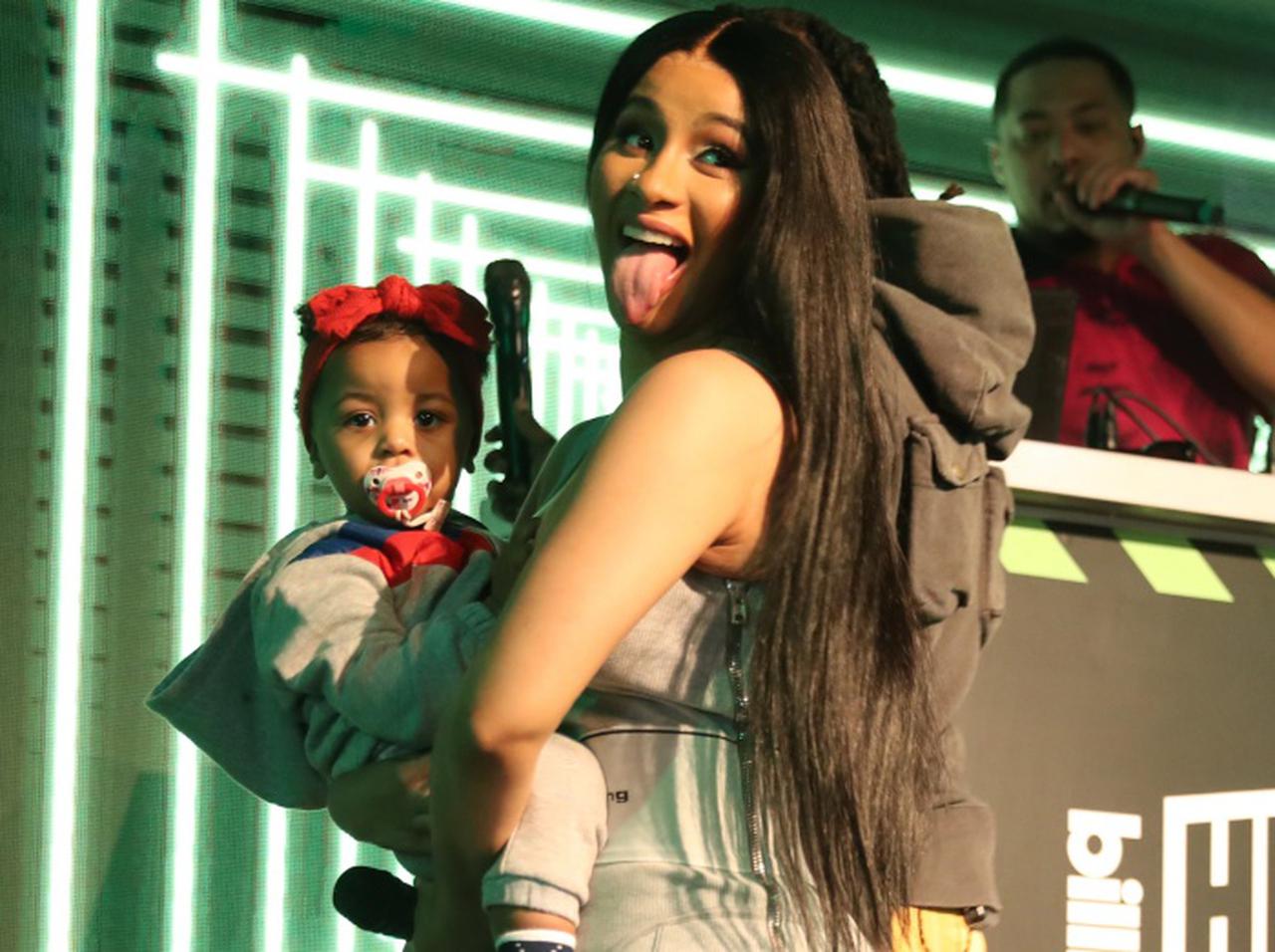 カーディ・B、“濡れたアソコ”連呼の「WAP」を2歳娘に聞かせないようにする姿が草