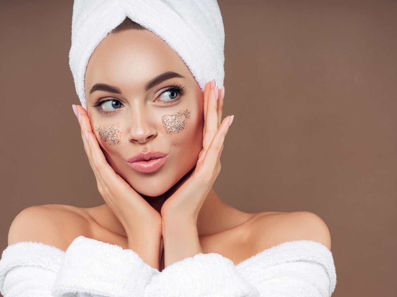 肌のくすみとサヨナラ！パッと明るい肌を目指すスキンケア製品の選び方