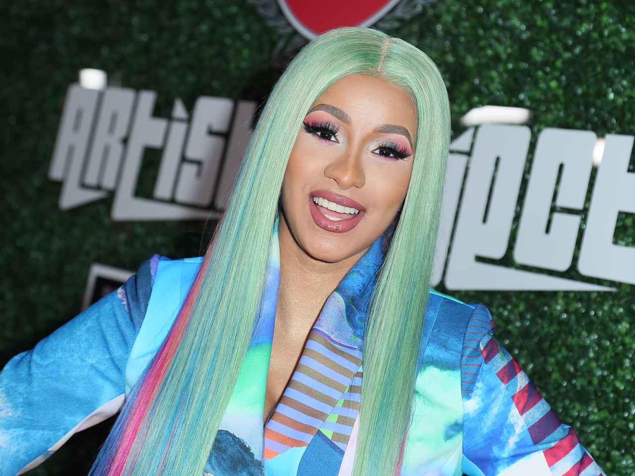 カーディ・Bが粋な計らい、11歳の少女にある“手作りのもの”をプレゼント