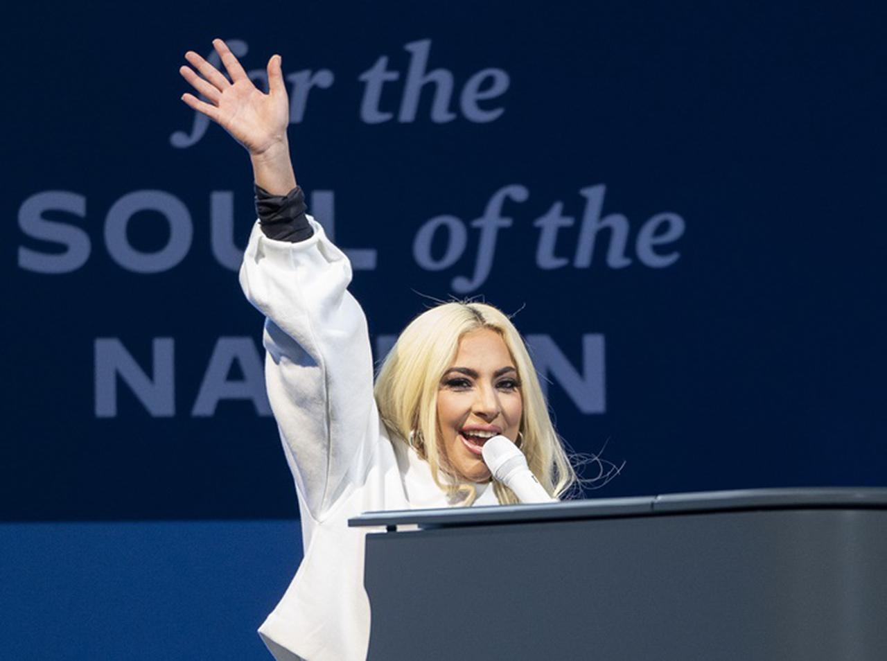 ジョー・バイデン大統領就任式、レディー・ガガが国歌斉唱