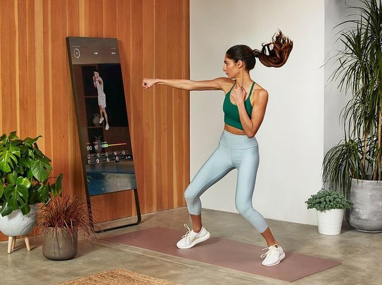 ワークアウトができるミラー型デバイス「スマートミラー」が海外でトレンド!