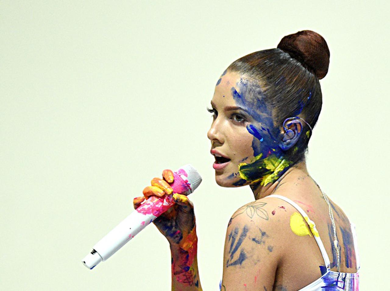 ホールジー、コスメブランド「about-face」をローンチ!挑戦する人を応援