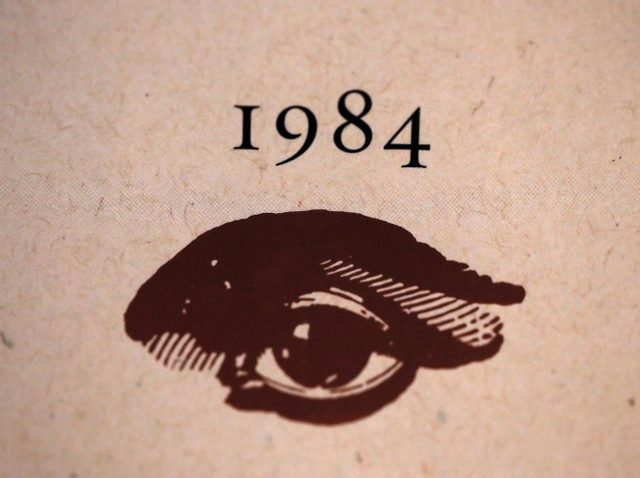 ジョージ・オーウェルの小説『1984』がTVドラマ化！もとになった舞台では、観客が気絶や嘔吐⁉︎