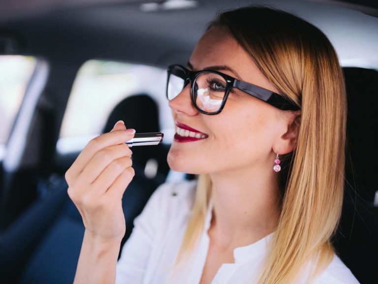 鏡を見ずにフルメイク!外出先でもパパっときれいに仕上げるコツ