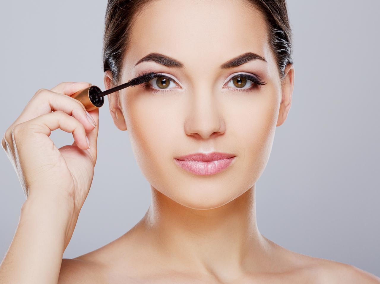 ダマにならずにマスカラを重ね塗りできるプロのワザとは？