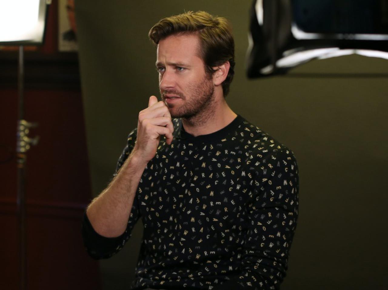 アーミー・ハマー、ベッドの上で四つんばいになる女性が映る「匂わせ動画」に警察が厳重注意