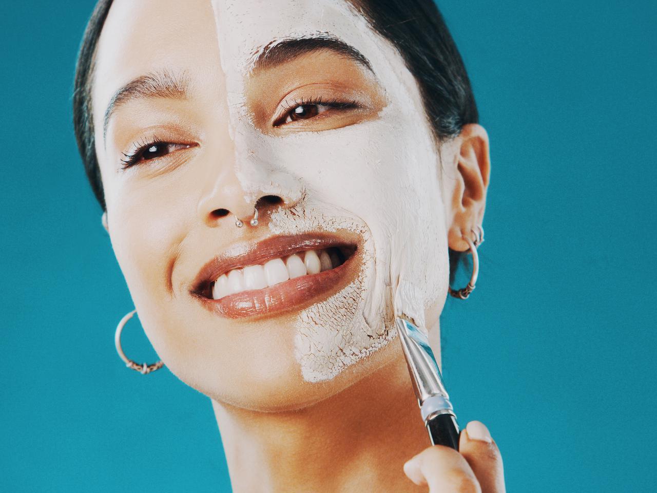 スキンケア製品はヘラやブラシを使ったほうが良い？美肌のプロが回答