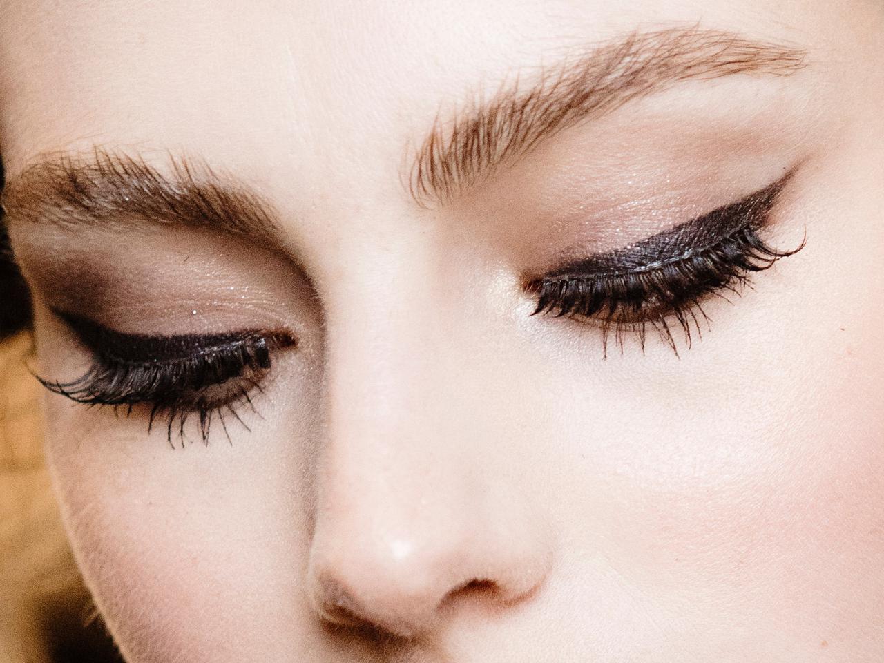 目尻のアイラインがブレる人必見!一発でキレイに決まるメイクの裏ワザ