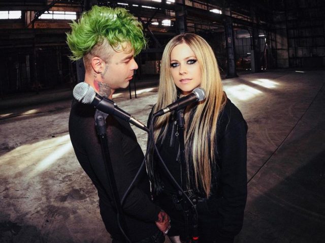 アヴリル・ラヴィーン、モッド・サンとの「Flames」MVで変わらぬロックプリンセスっぷりを発揮