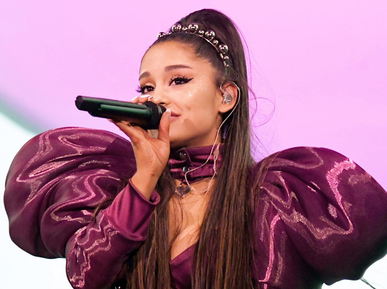 SNSでトレンド入り!アリアナ・グランデ風「白アイラインメイク」のコツとは?