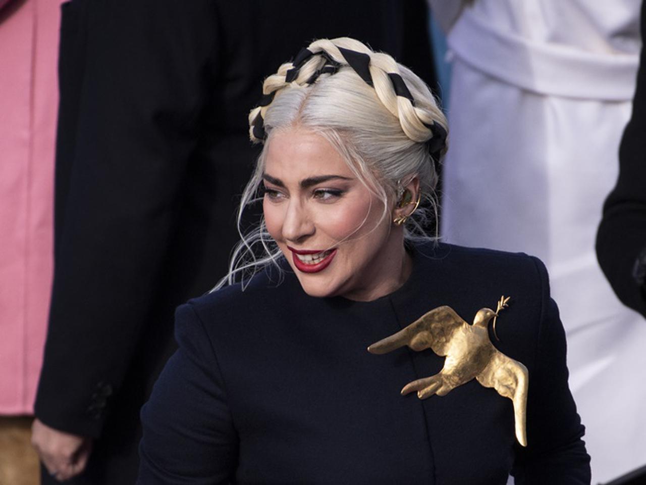 レディー・ガガ、大統領就任式で恋人マイケルとマスク越しにキス