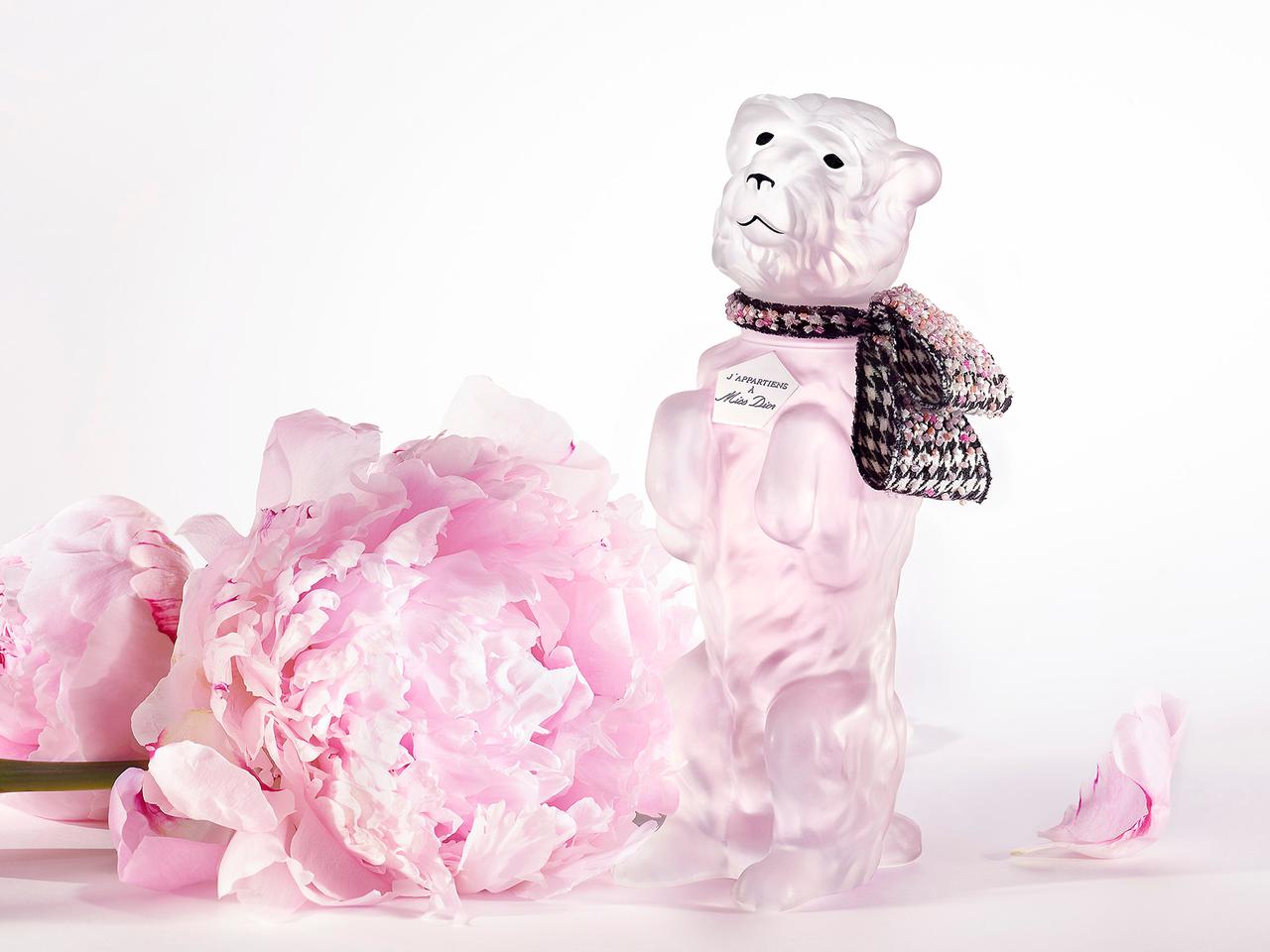 ディオール、“愛犬ボビー”がモチーフの「ミス ディオール ブルーミング ブーケ」を数量限定で発売
