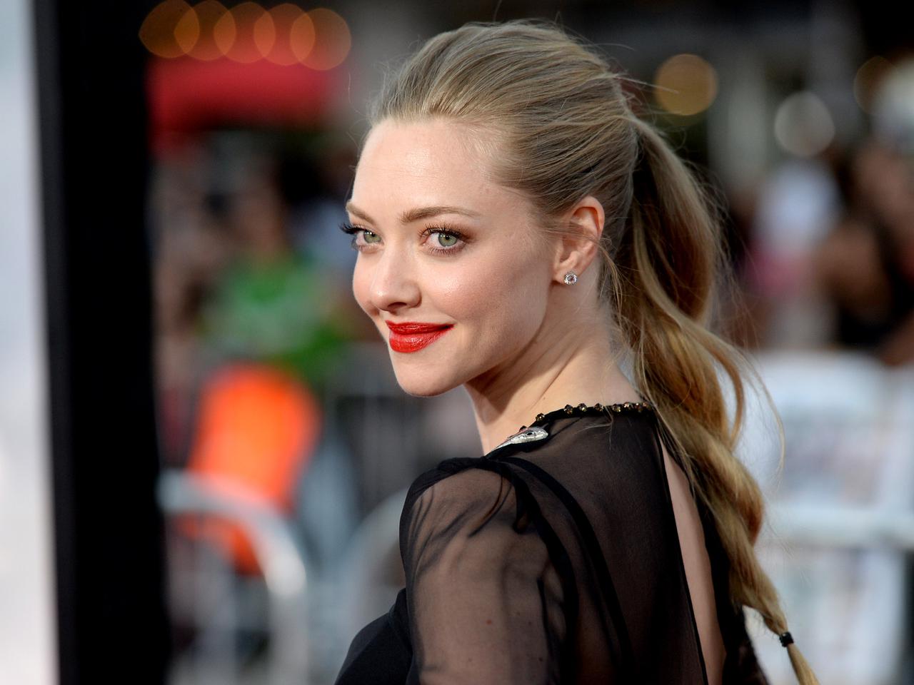 アマンダ・サイフリッド、何本も愛用する“リップコスメ”をシェア