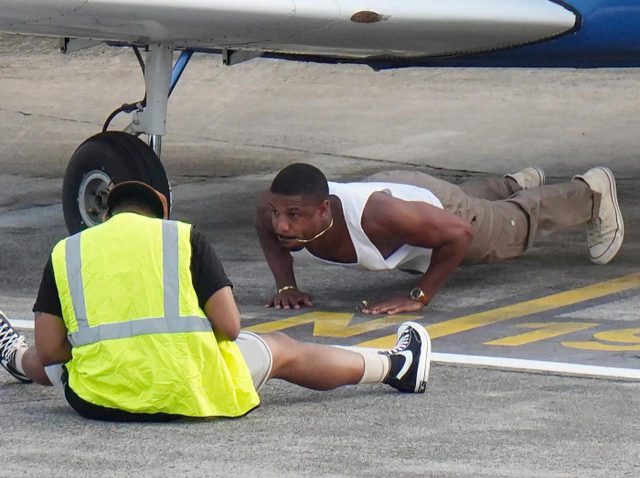 マイケル・B・ジョーダン、雑誌の撮影中に「腕立て伏せ」をして筋肉美を披露【写真アリ】