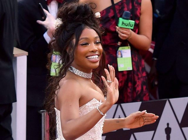 泣きたい時は電話して、シザが自分と会話ができるホットラインを設立