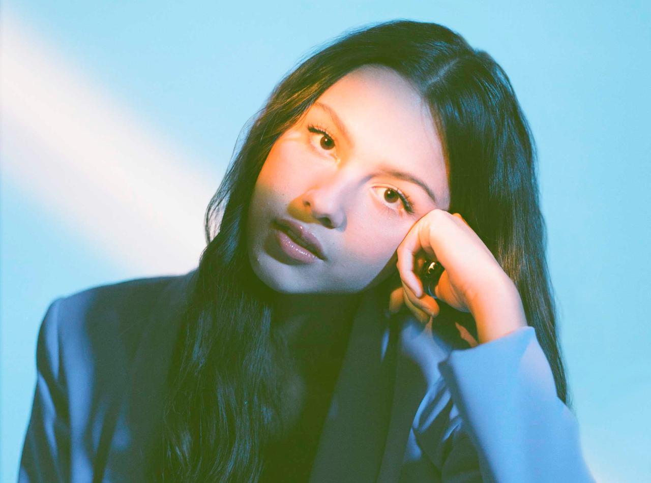 オリヴィア・ロドリゴ、デビュー曲「drivers license」は「複雑な失恋」から生まれた曲