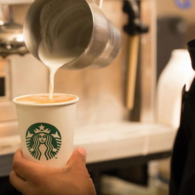 スターバックス、店員がカップに描いた「イラスト」がとんでもない事態を招く