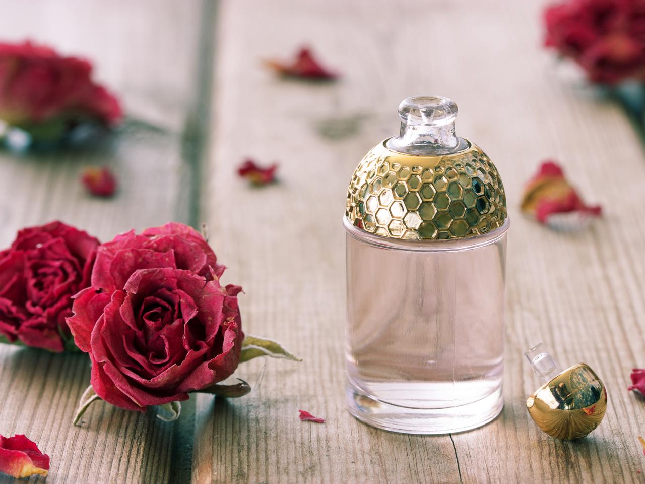 フローラルだけど甘すぎない“センス抜群”のローズ香水5選
