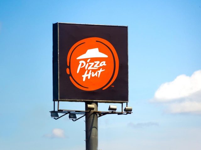 ピザハット、「どう食べるべきか悩む」新作がピザ好きの心をざわつかせる