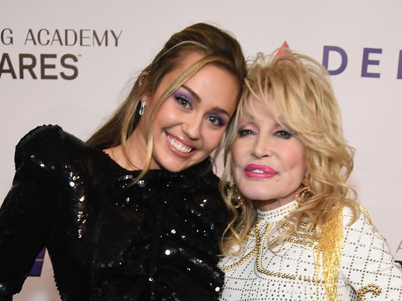 マイリー・サイラス、『ハンナ・モンタナ』の映像でドリーおばさんの誕生日をお祝い