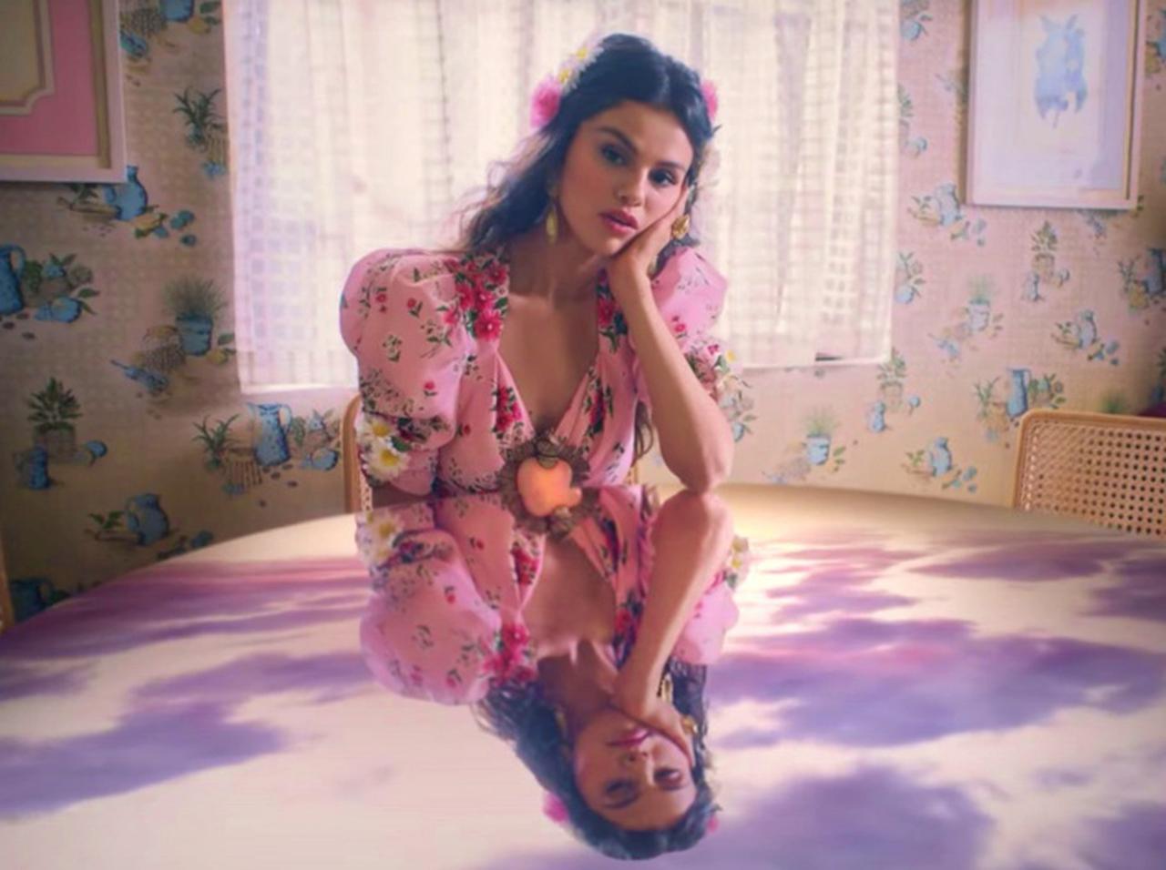 セレーナ・ゴメス、スペイン語の新曲「De Una Vez」で『大失恋からの復活』を歌う【歌詞全訳】