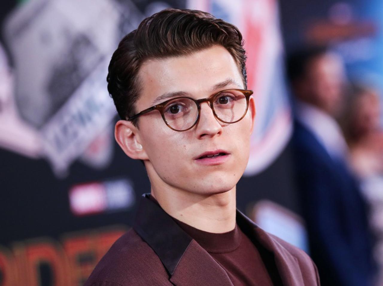 トム・ホランド、成人なのに『スパイダーマン』で高校生っぽく見せたテクを明かす