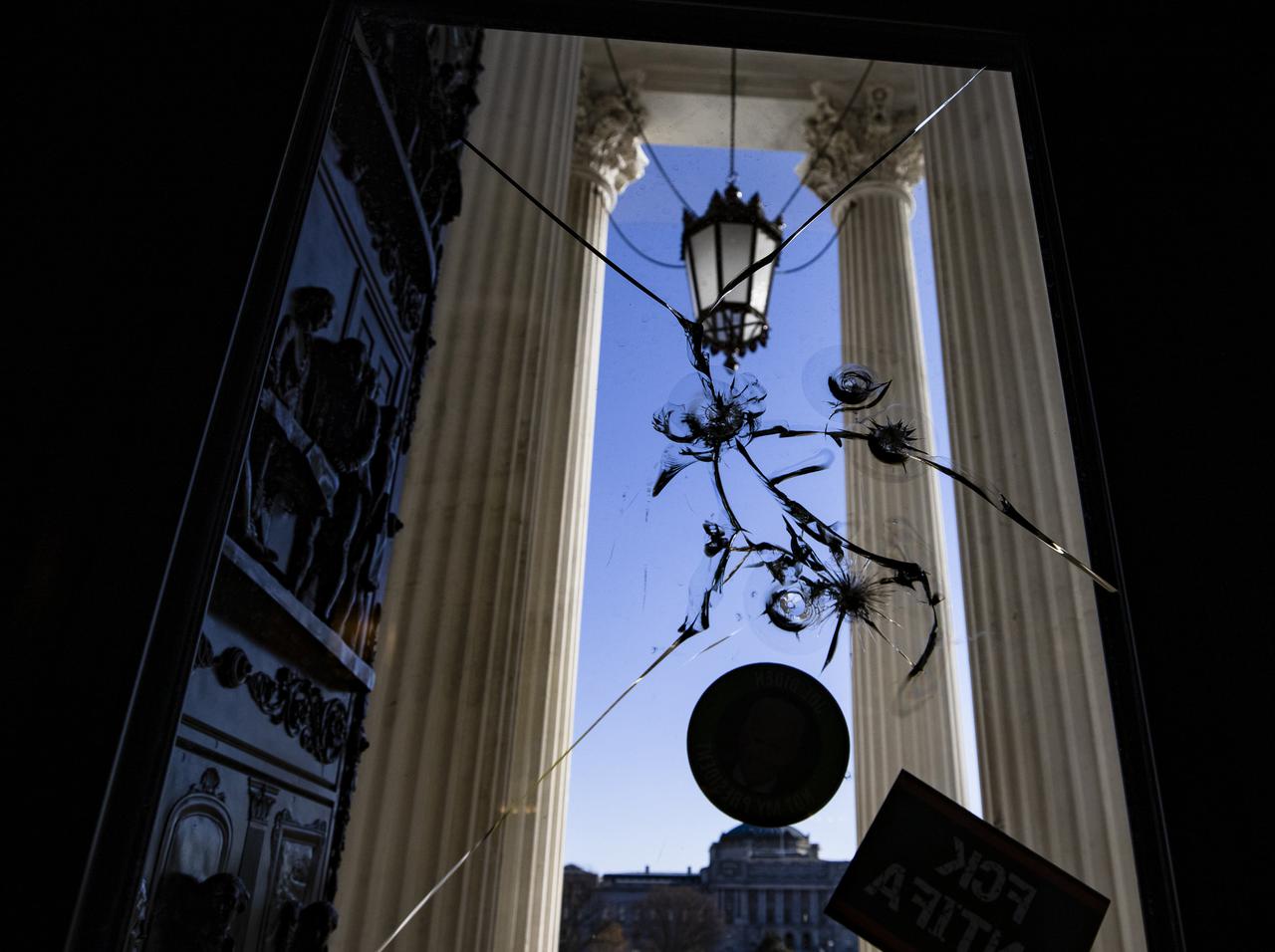 トランプ氏支持者に荒らされた「後」の議会内の様子は?【写真特集】