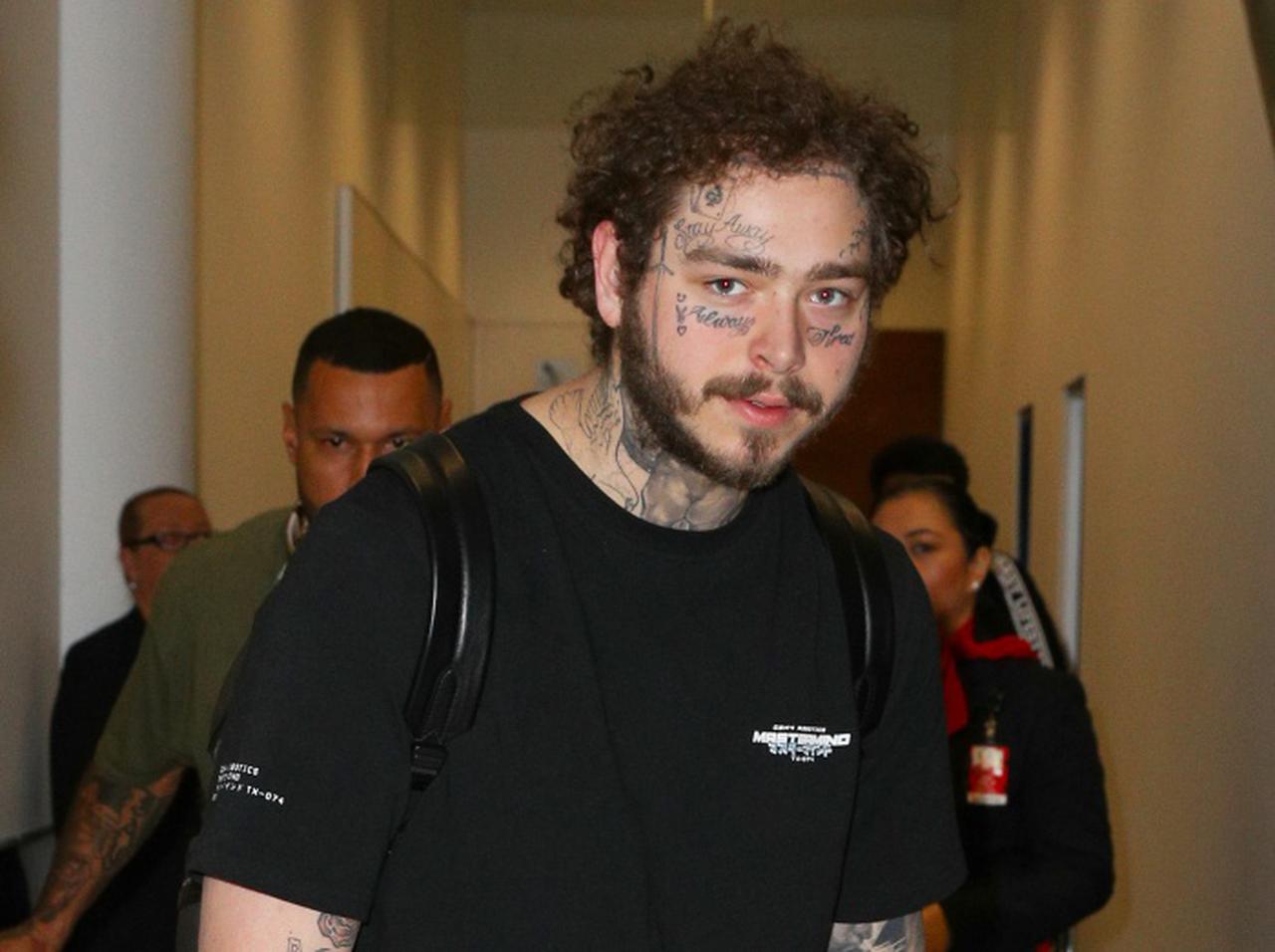 ポスト・マローン、黒髪ロングのアジア系女性と手つなぎデート