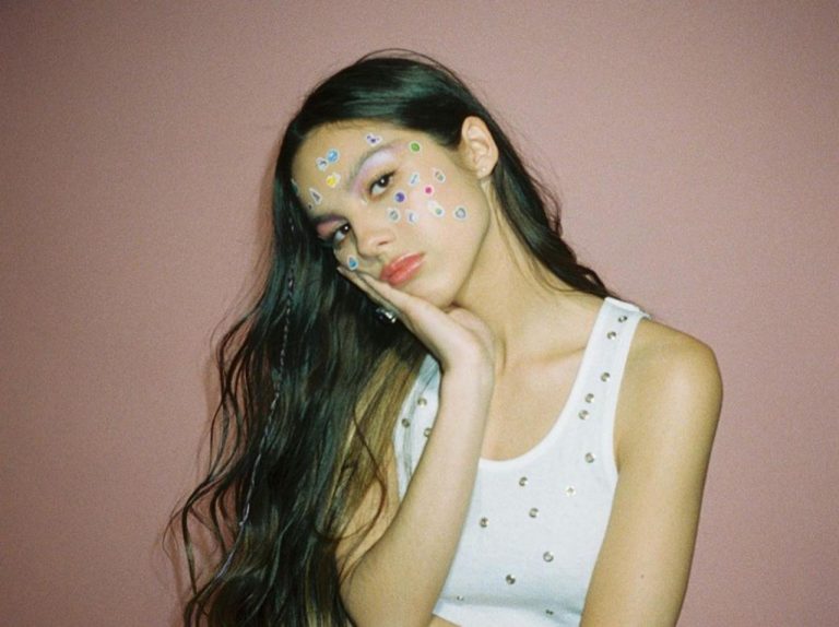 デビュー曲で全米制覇!オリヴィア・ロドリゴ、「drivers license」が全米1位を獲得