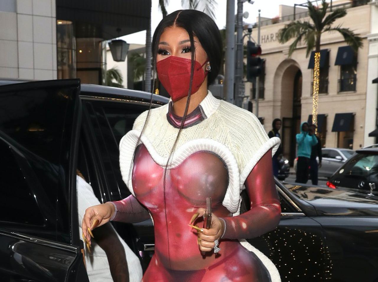 カーディ・B、“目の錯覚”を利用した「スケスケのニットワンピ」であっと言わせる