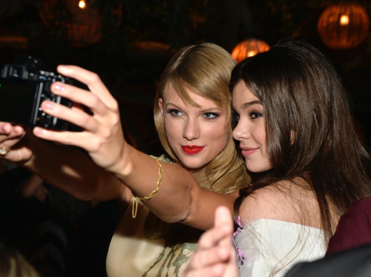 “テイラー軍団”ヘイリー・スタインフェルド、テイラーの最新作に自身が演じた人物が影響を与えた可能性にコメント