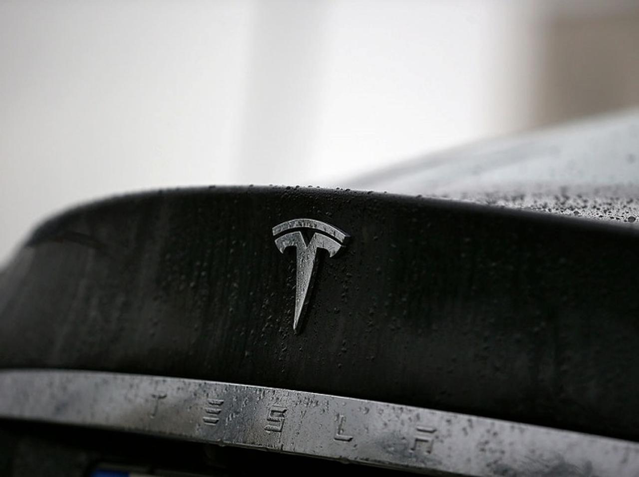 誰もいないはずなのに…テスラ車で墓地に行ったら「起きた事」が怖すぎる