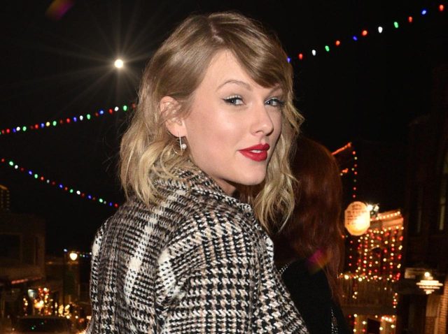テイラー・スウィフト、恋人と「おそろいブーツ」で散歩する貴重デートが目撃