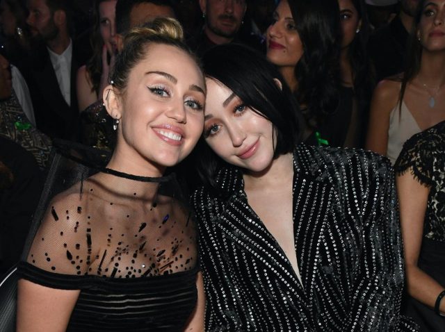 「私みたいに酔っ払わないでね」マイリーが妹ノアの21歳の誕生日を祝福