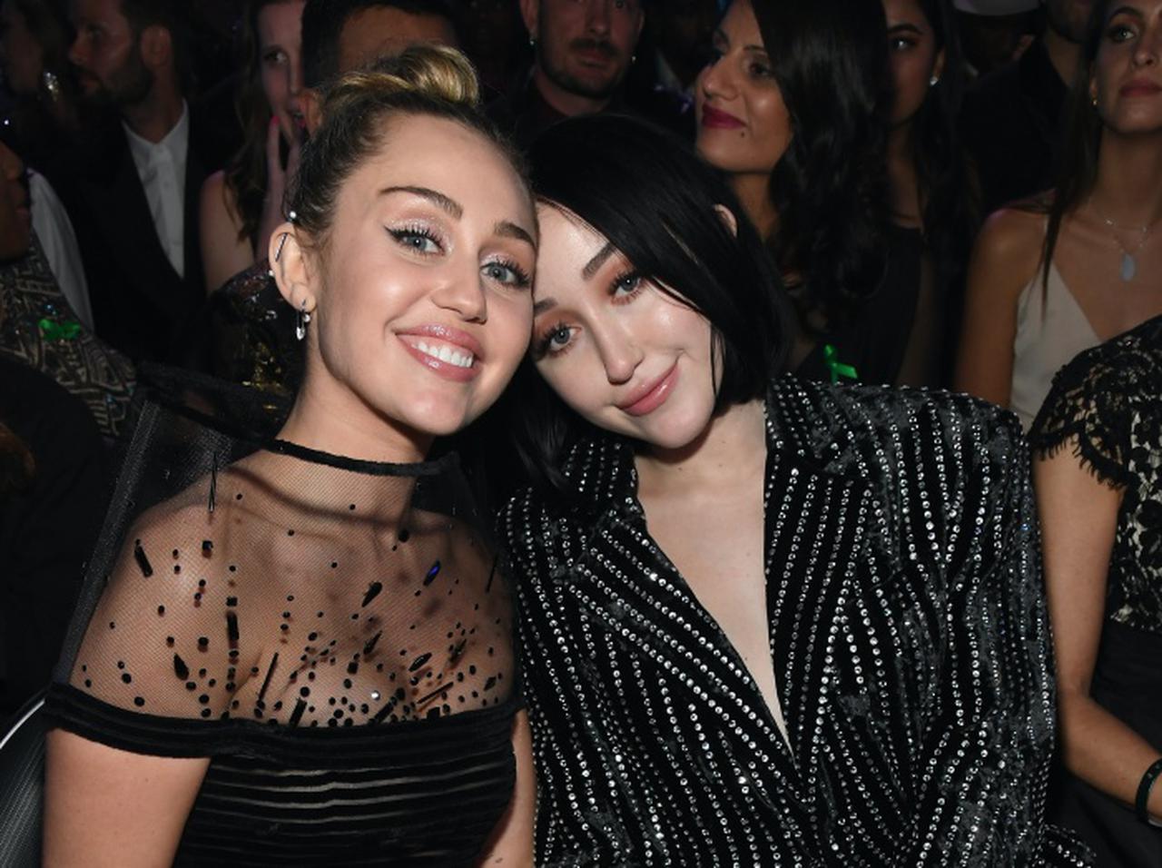 「私みたいに酔っ払わないでね」マイリーが妹ノアの21歳の誕生日を祝福