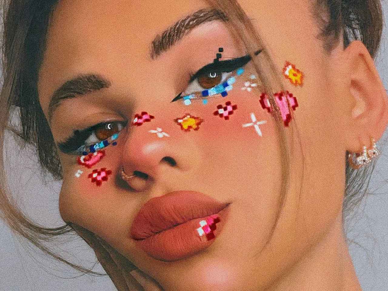 レトロかわいい!SNSで話題の「ピクセルアートメイク」が海外のティーンに大人気