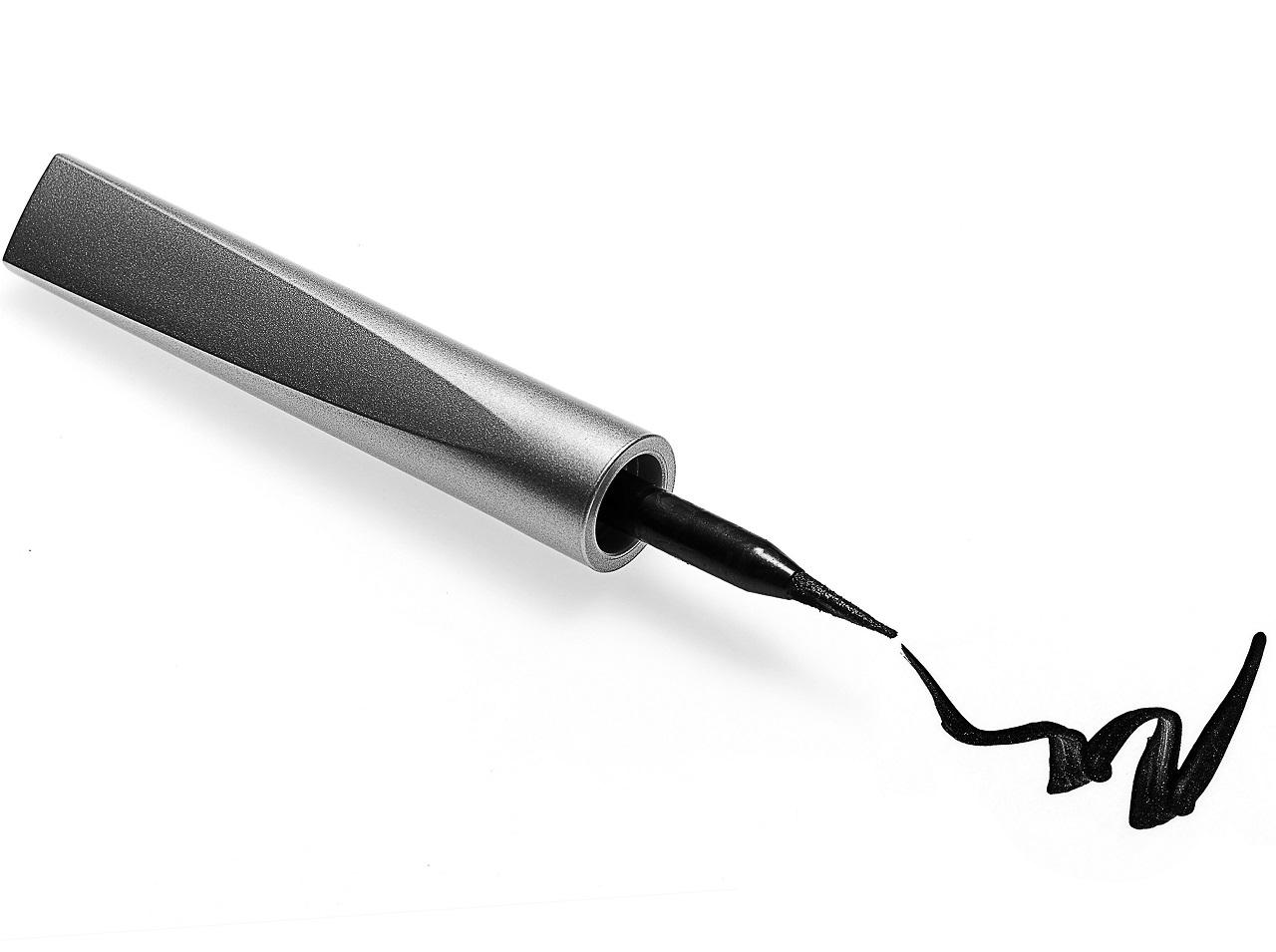 アイラインがにじむのを防ぐ!くっきりラインを長時間キープする方法