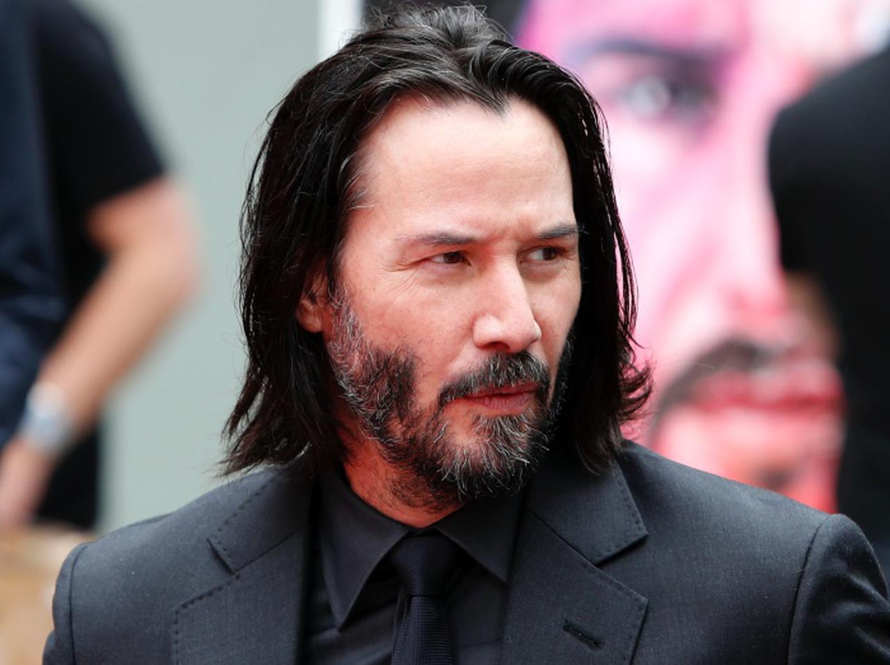 キアヌ・リーブスが新年のご挨拶！「生き残るだけだ」とカッコ良すぎるコメント